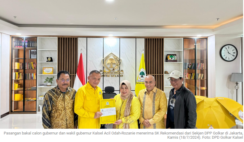 Pasangan bakal calon gubernur dan wakil gubernur Kalsel Acil Odah-Rozanie menerima SK Rekomendasi dari Sekjen DPP Golkar